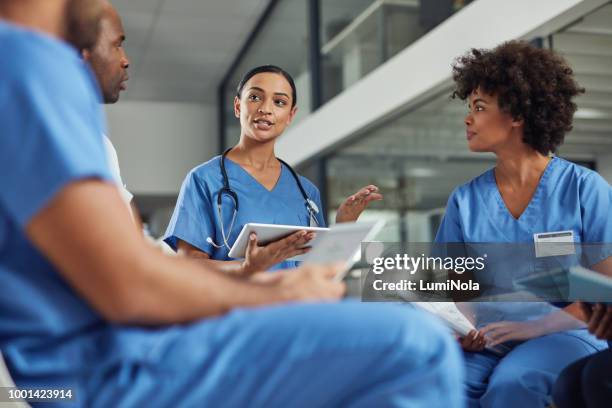 deciding on a course of treatment for their patients - nurses imagens e fotografias de stock