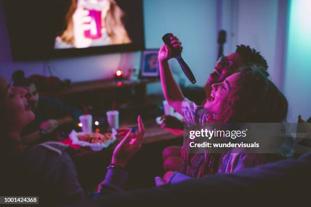 multi-etnische tienermeisjes plezier zingen op slumber party - friends house stockfoto's en -beelden