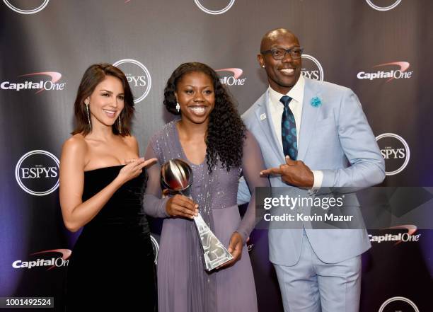 Actor Eiza Gonzalez, Basketball player Arike Ogunbowale and Terrell Owens pose with the award for Best Play during The 2018 ESPYS at Microsoft...