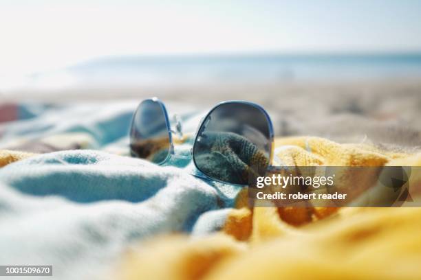 sunglasses on beach towel - strandhanddoek stockfoto's en -beelden