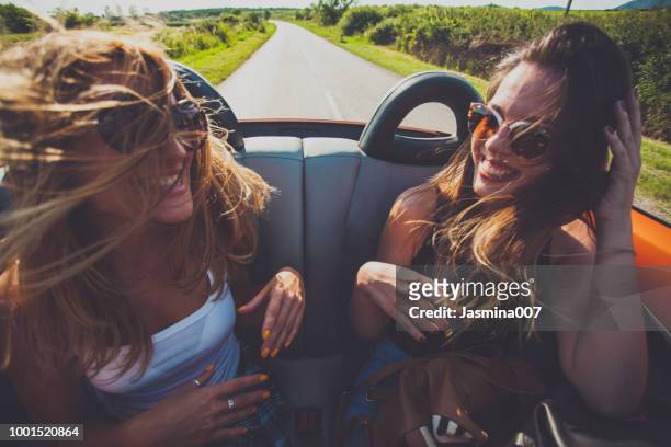 hipster amies bénéficie d’un road trip de l’été - curvy white girl photos et images de collection
