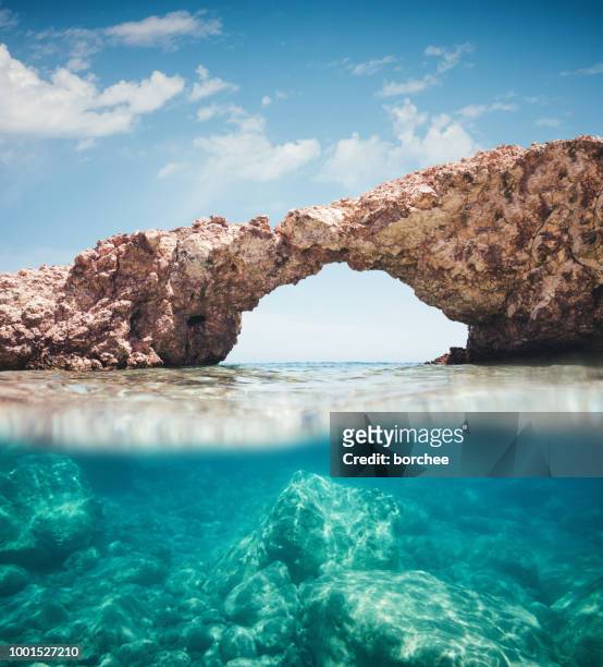 idílica playa en milos - greek islands fotografías e imágenes de stock