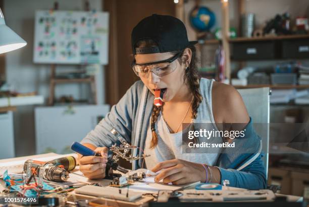 lieben es, dinge zu reparieren - lötkolben stock-fotos und bilder