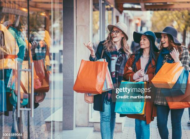 fin de semana de las mujeres - woman carrying tote bag fotografías e imágenes de stock