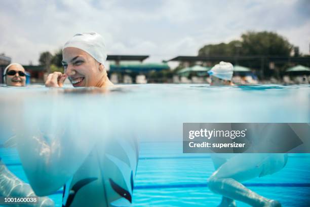 portrait d’une jeune nageuse - synchronized swimming photos et images de collection
