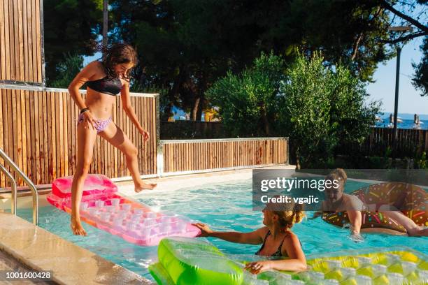 reizen - zwembad fun - tween girl swimsuit stockfoto's en -beelden