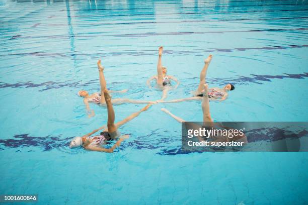 chicas practicando - natación sincronizada fotografías e imágenes de stock