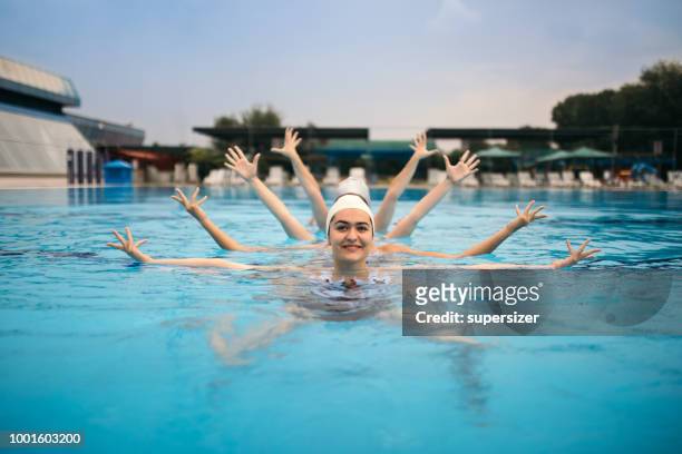 mädchen üben - synchronized swimming stock-fotos und bilder