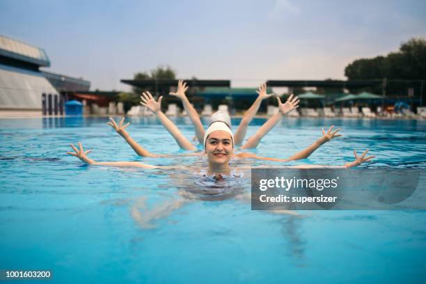 filles pratiquant - synchronized swimming photos et images de collection