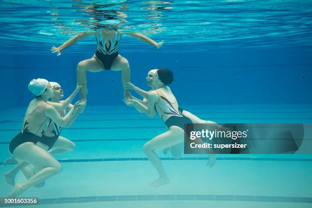 chicas practicando - natación sincronizada fotografías e imágenes de stock