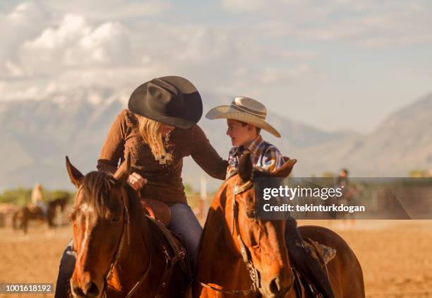 cowboy-familie-mutter und sohn reitpferd bei santaquin utah salt lake city slc usa - western stock-fotos und bilder