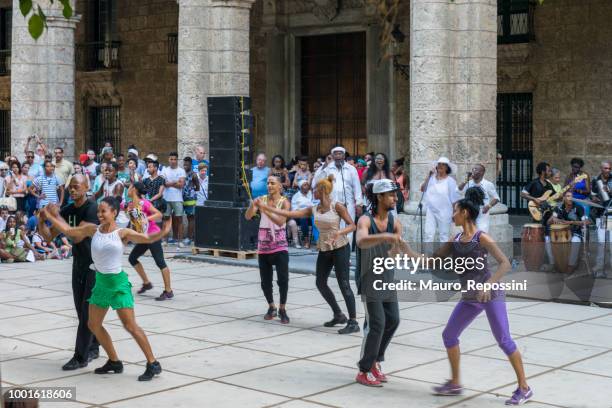 genießen und tanzen auf der straße in havanna auf kuba. - cuba salsa stock-fotos und bilder