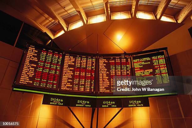internal view of the australian stock exchange in melbourne - stock market screen 個照片及圖片檔
