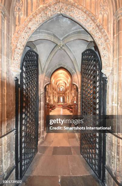 artistic view of majestic canterbury cathedral in canterbury, kent, england, uk - kathedraal van canterbury stockfoto's en -beelden
