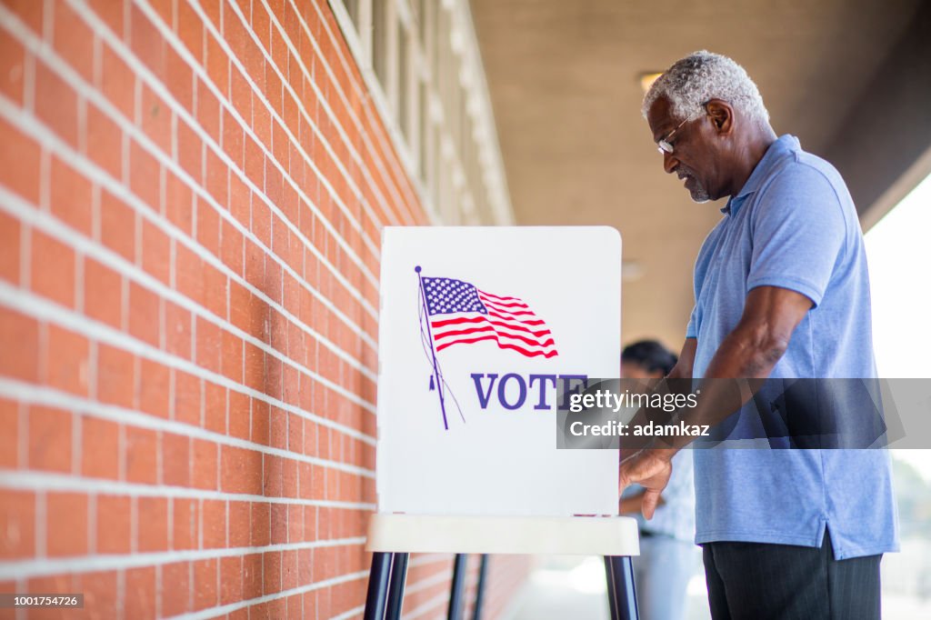 Homem negro sênior votação