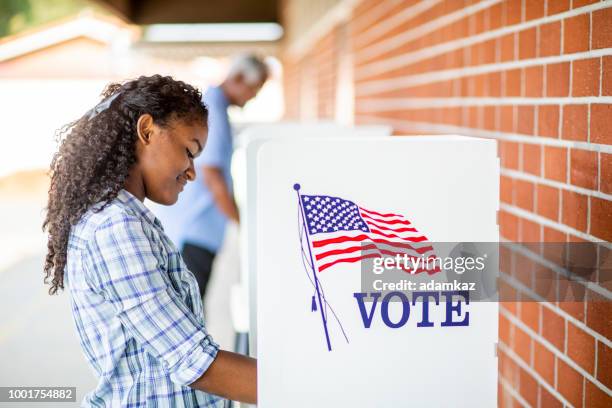 schöne junge schwarze mädchen stimmen - wahlkabine stock-fotos und bilder