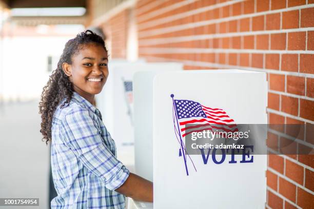 beautiful young black girl voting - votação imagens e fotografias de stock