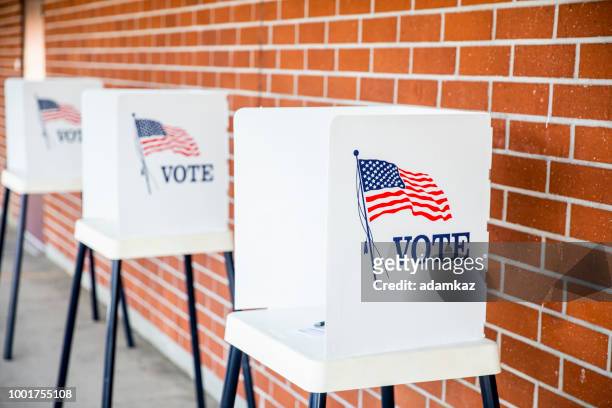 cabine di voto senza persone - elezione foto e immagini stock