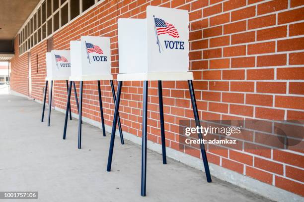 anaqueles sin gente - cabina de votación fotografías e imágenes de stock