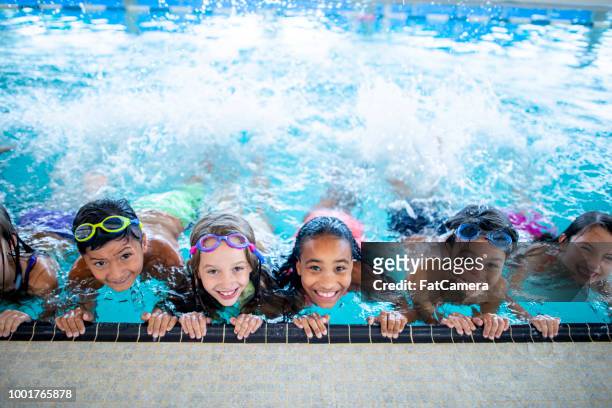 in het zwembad - kids swimming stockfoto's en -beelden