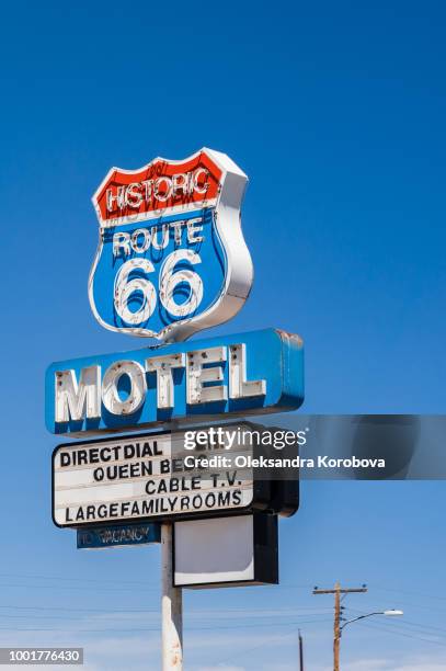 vintage motel sign along the historic route 66 in arizona. - motel stockfoto's en -beelden