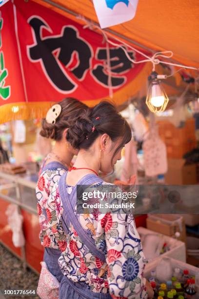 unga matsuri kvinnor köper livsmedel på japanska yatai gatukök - narita bildbanksfoton och bilder