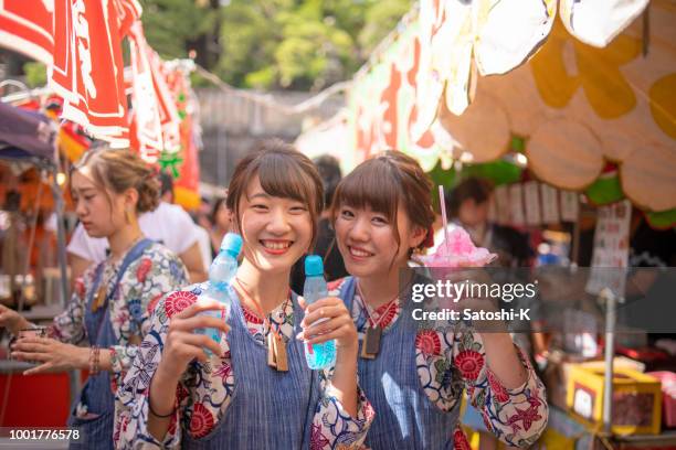 若い女性がかき氷とソーダを保持祭コスプレ - 祭り ストックフォトと画像