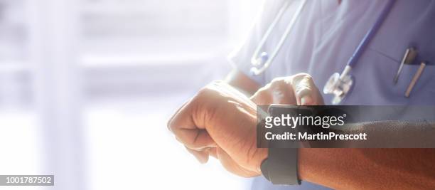 läkare kontrollera smart watch-klocka - wearable computer bildbanksfoton och bilder