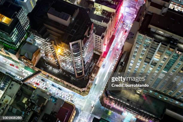 futuristes lumières des rues d’une ville agitée nuit brillent avec éclat - sydney australia photos et images de collection