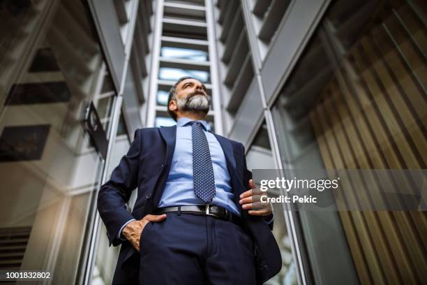 uomo d'affari maturo moderno che lascia il posto di lavoro - inquadratura estrema dal basso foto e immagini stock