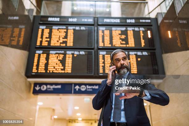 uomo d'affari sulla stazione ferroviaria - stazione foto e immagini stock
