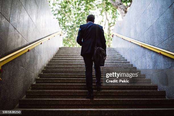 voetgangers zakenman lopen van metro - walking up stairs stockfoto's en -beelden