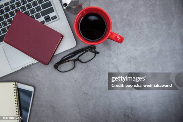 modern  office desk table with laptop, smartphone and other supplies with cup of coffee. blank notebook page for input the text in the middle. top view, flat lay. - office work flat lay stock-fotos und bilder