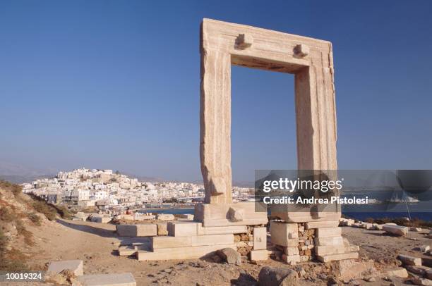 temple to apollo in the isles of naxos,greece - naxos stockfoto's en -beelden