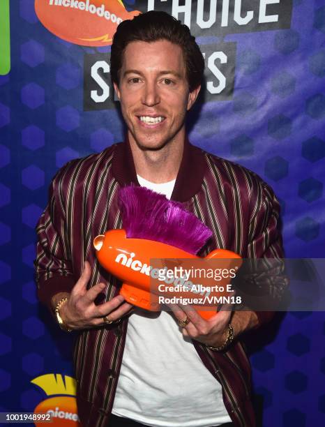 Snowboarder Shaun White poses with the Winter Wonders award backstage at the Nickelodeon Kids' Choice Sports 2018 at Barker Hangar on July 19, 2018...