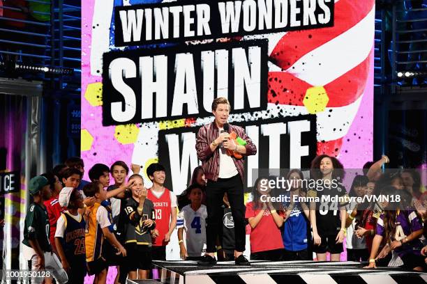 Snowboarder Shaun White poses with the Winter Wonders award backstage at the Nickelodeon Kids' Choice Sports 2018 at Barker Hangar on July 19, 2018...