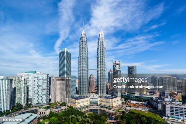 petronas towers and kuala lumpur skyline - kuala lumpur imagens e fotografias de stock