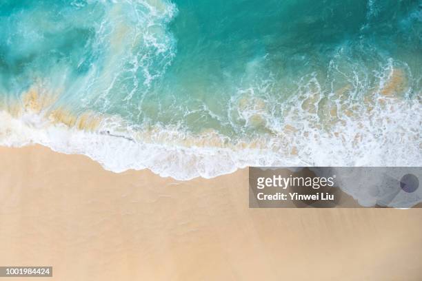 high angle view of beach - vue en plongée verticale photos et images de collection