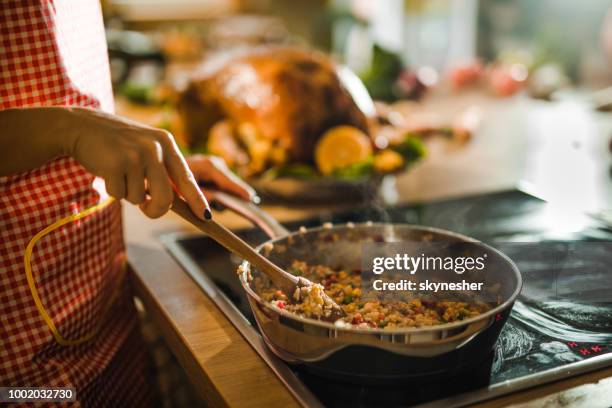 mujer irreconocible preparando el plato para la cena de acción de gracias. - arroz comida básica fotografías e imágenes de stock