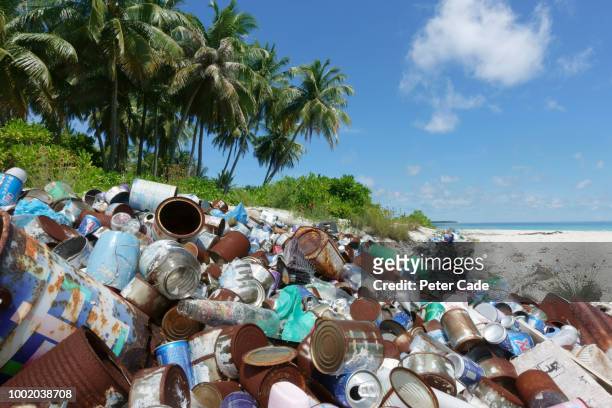 washed up plastic and rubbish on tropical beach - ゴミ捨て場 ストックフォトと画像
