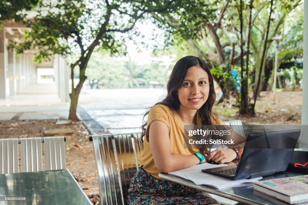 Mujer estudiante de fuera con su Laptop