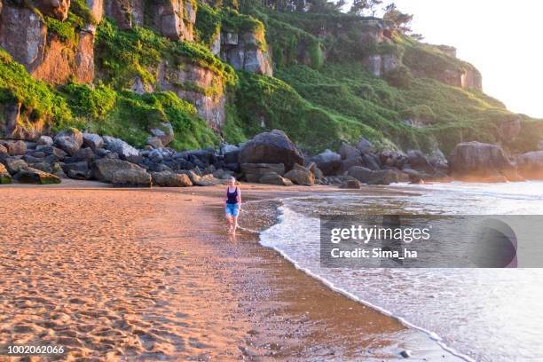 海岸沿いを歩く熟女 - アストゥリアス ストックフォトと画像