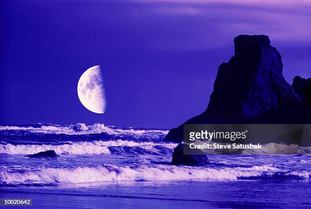 bandon beach at night on the oregon coast - tide foto e immagini stock