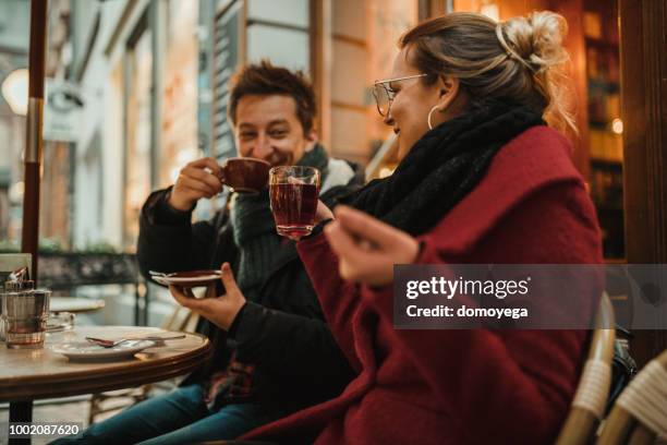 lächelnd beste freunde, die spaß in der natur-bar in deutschland - cafe draußen stock-fotos und bilder