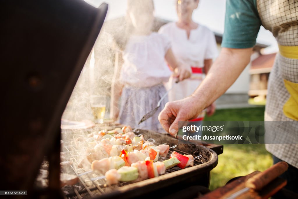 Cerca de verduras y carne en una parrilla.