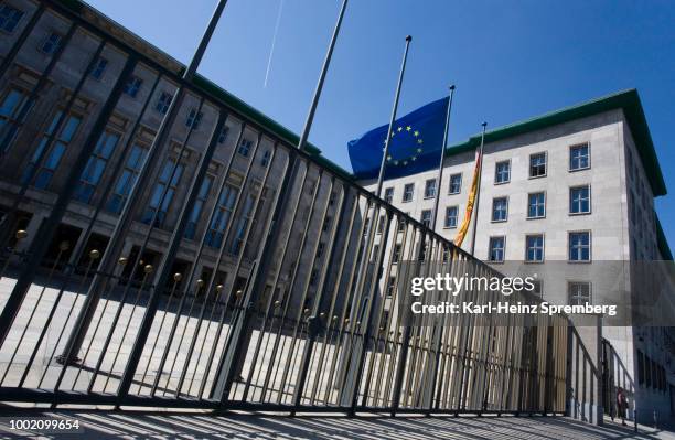 federal ministry of finance, on berliner wilhelmstrasse street, berlin, germany - finanzministeriumsgebäude stock-fotos und bilder