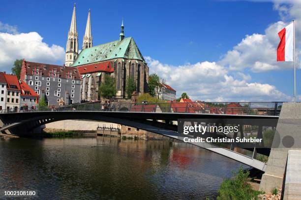 historic town bridge over the neisse river between goerlitz, germany, and zgorzelec, poland, behind it st peters church, goerlitz, saxony, oberlausitz, lower silesia, germany - polen stock-fotos und bilder