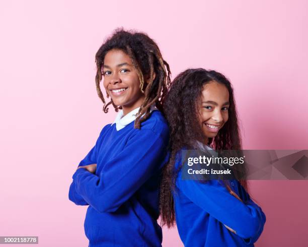 portret van twee glimlachend afro amercian teenage studenten - african school kids stockfoto's en -beelden