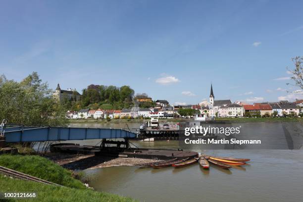 ottensheim and castle, danube ferry, view from wilhering onto the danube, upper austria, austria - wilhering stock pictures, royalty-free photos & images