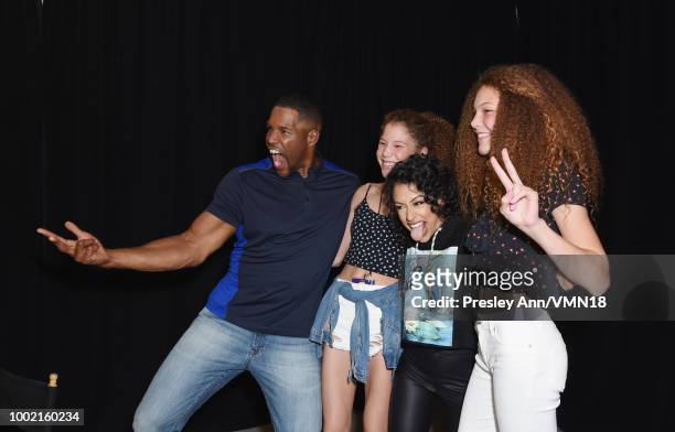 Former NFL player Michael Strahan, Sophia Strahan, Liza Koshy, and Isabella Strahan pose in the Green Room at the Nickelodeon Kids' Choice Sports...